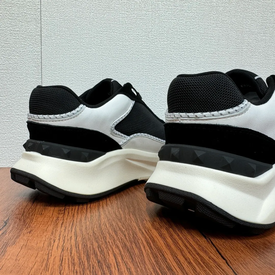 [Valentino] Top P: 820💰 Size: 39-44 leather shoe size (can be customized 38.45 cannot be returned or exchanged) VALENTION/Valentino FREEDOTS series new spring and summer men's sports shoes Lightweight and breathable casual thick-soled men's shoes Classic contrasting splicing design Suede cowhide stitching nappa calfskin + breathable technical mesh material Hot glue brand pattern badge logo details Delicate calfskin feet Lightweight mesh lining, ultra-light TPU foam rubber outsole, sports version, thick-soled style design, easy and versatile, multiple colors available, able to meet various matching needs, complete package! Item number: HL6688 black and white